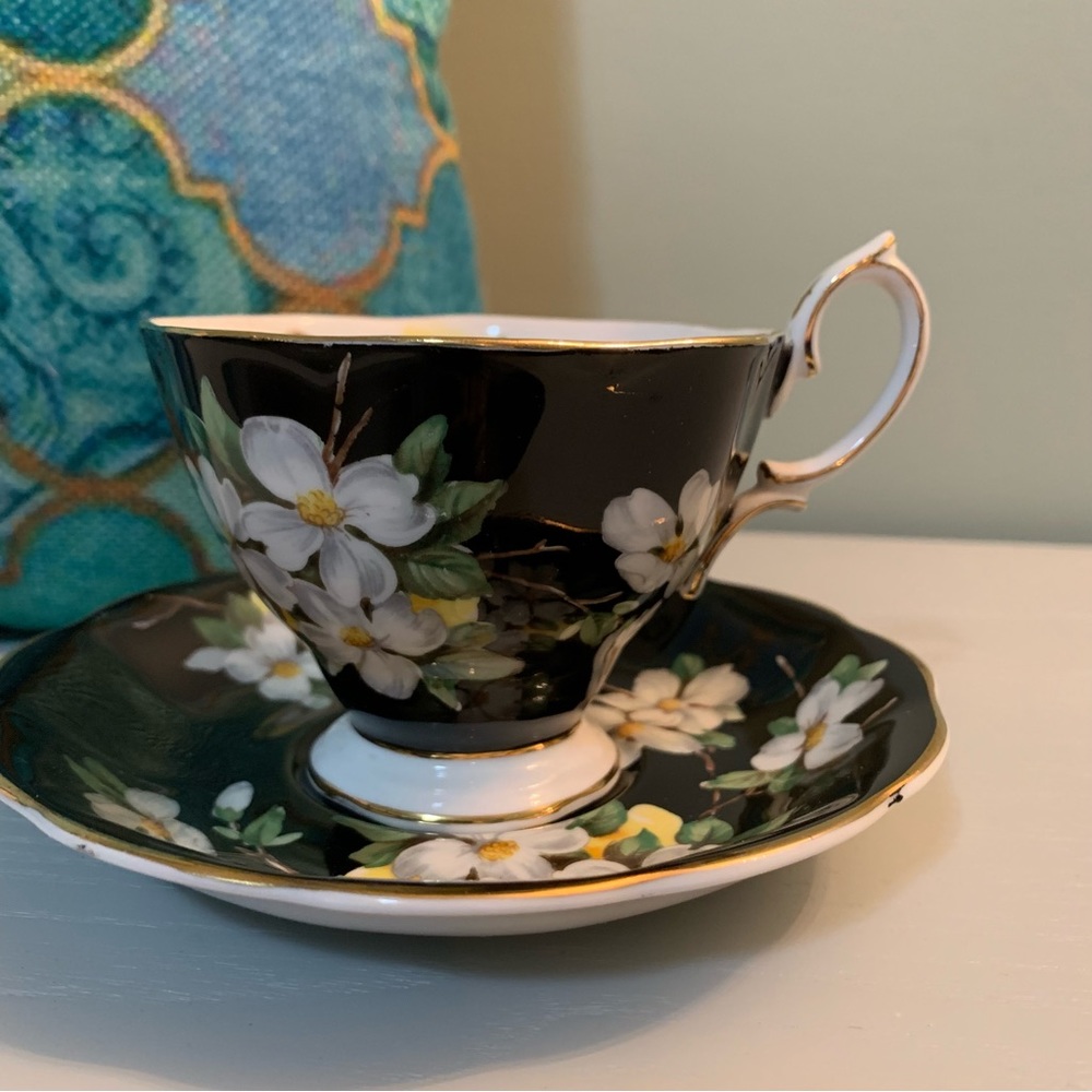 Royal Albert - Bone China England - Vintage Tea Cup and Saucer - Picture 2 of 10